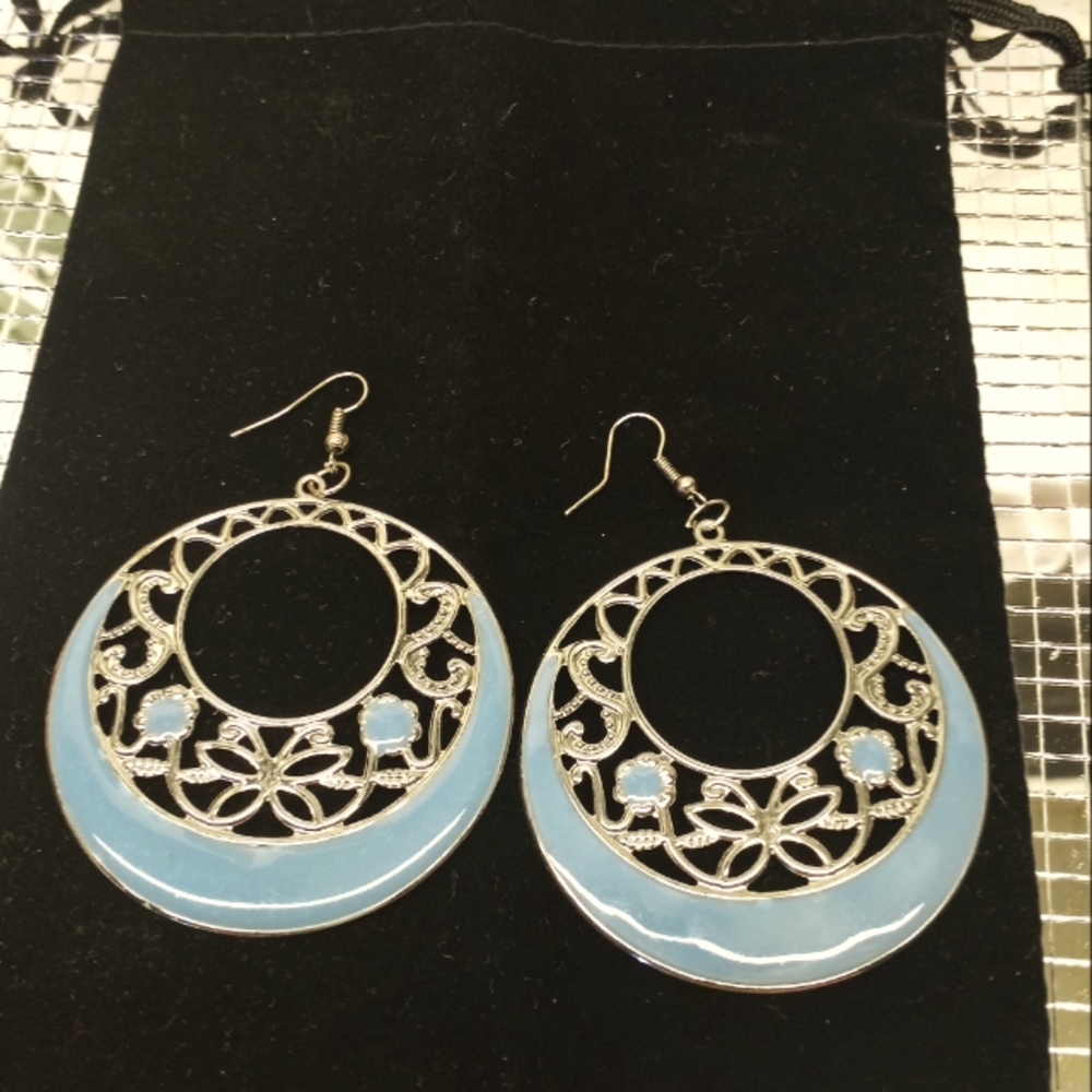 ⭐Sale .Blue & Silver light wt butterfly design Pierced Earrings